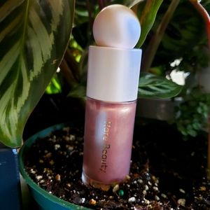 RARE BEAUTY LIQUID LUMINIZER IN MESMERIZE